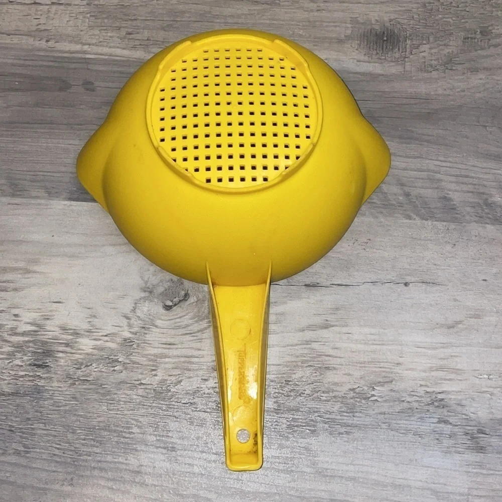 Tupperware colander strainer vintage yellow 1 quart double spout handle 1970s
